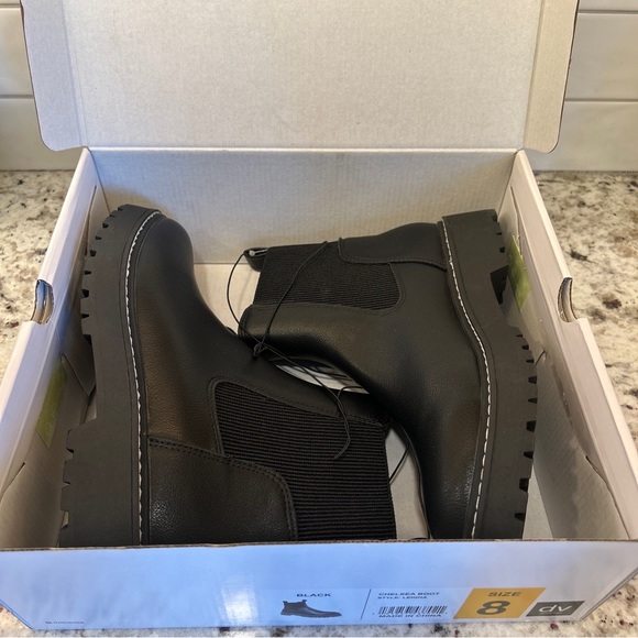 Dolce Vita Women's LEIGHA Chelsea Lightweight Ankle 1.25" Heel Boot Black 8 MOTO - Picture 1 of 10